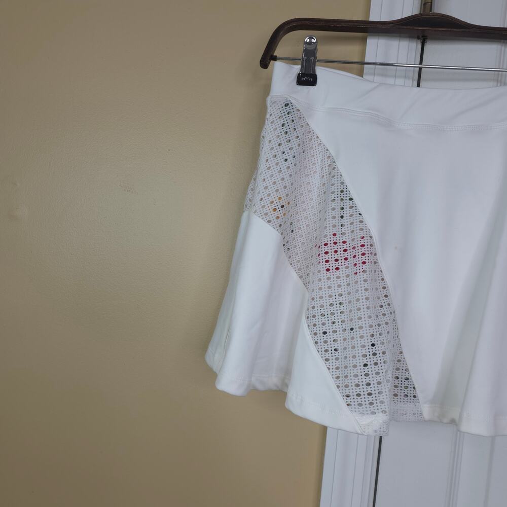 Tuckernuck TNUCK Sport Perforated Skort in White Fresh Buds Size S - Picture 2 of 7